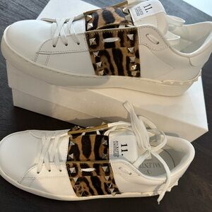 VALENTINO GARAVANI White Rockstud Sneakers with Leopard